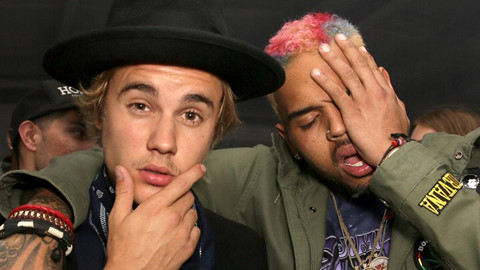 Justin Bieber bị phản đối vì ủng hộ Chris Brown sau cáo buộc hiếp dâm