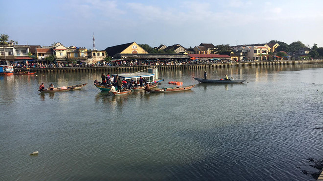 Ô tô lao xuống sông Thu Bồn, 3 người trong gia đình mất tích ở Hội An