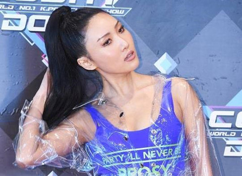 Nữ ca sĩ gợi cảm Kpop gây tranh cãi với đồ diễn như áo mưa