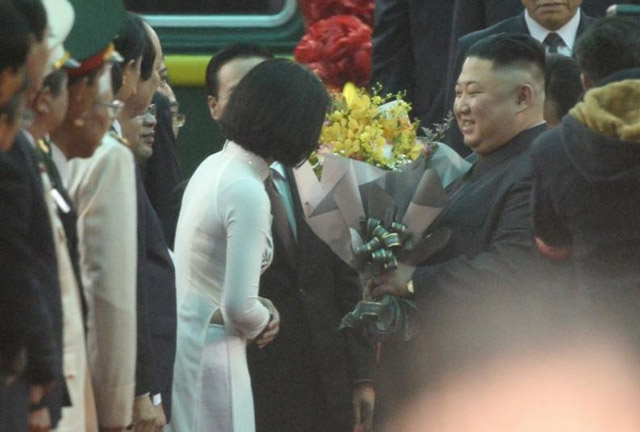 Nu sinh mac ao dai trang tang hoa ong Kim Jong Un la ai? hinh anh 1
