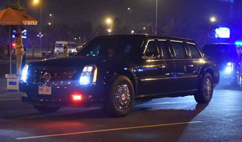 Dàn xe chuyên dụng đến Nội Bài đón Tổng thống Mỹ