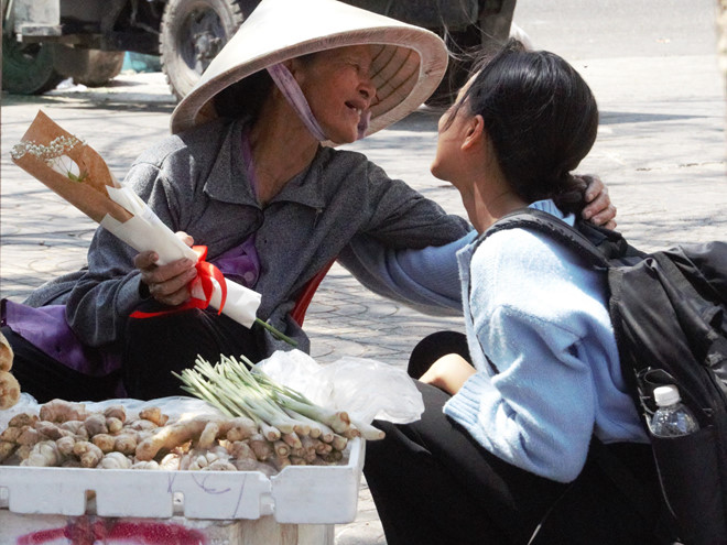 1.000 bông hồng gửi những người phụ nữ lao động khắp đường phố Sài Gòn