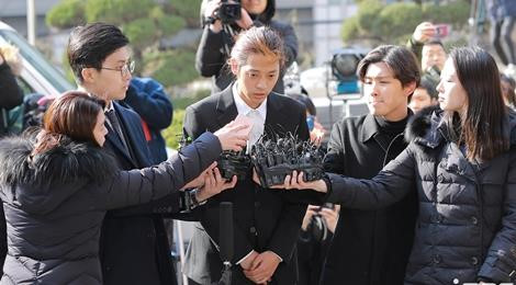 Jung Joon Young bị bủa vây khi tới sở cảnh sát để khai về clip nóng