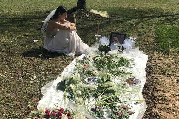 Mặc váy cô dâu đến thăm mộ hôn phu bị sát hại trước ngày cưới