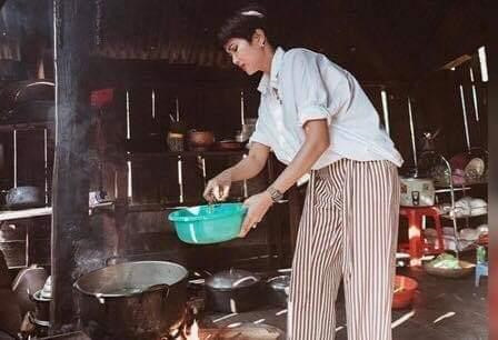 Hoa hậu H'Hen Niê nấu nướng, rửa bát khi về thăm nhà ở Đắk Lắk