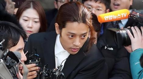 Jung Joon Young nộp 3 điện thoại nhưng cảnh sát vẫn đột nhập nhà riêng