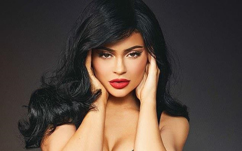 Kylie Jenner khoe thân hình bốc lửa, khẳng định giàu tự thân