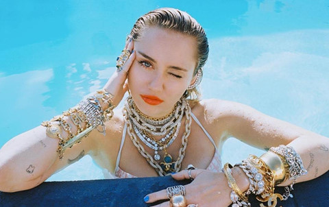 Miley Cyrus và loạt sao bị chỉ trích vì chế nhạo người châu Á