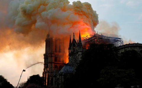 Dàn sao thế giới sốc, buồn khi Nhà thờ Đức Bà Paris bốc cháy dữ dội