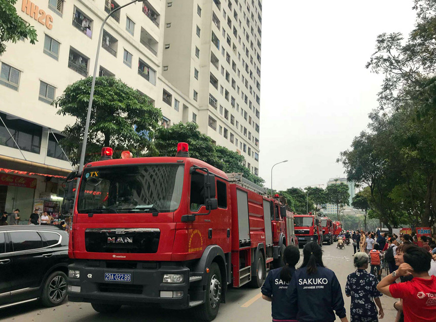 6 xe cứu hỏa chữa cháy căn hộ tầng 32 chung cư Linh Đàm