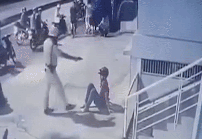 CSGT đá thẳng mặt 2 thanh niên sau vụ tông xe ở Sài Gòn