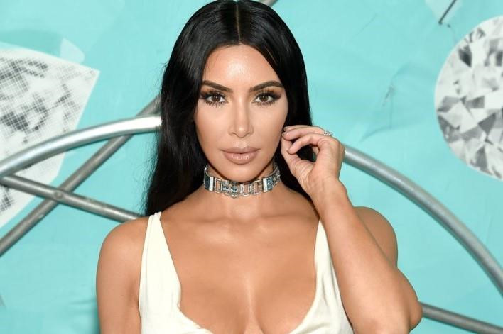 Kim Kardashian chỉ trích nạn chạy trường, tự hào học đại học ở tuổi 39