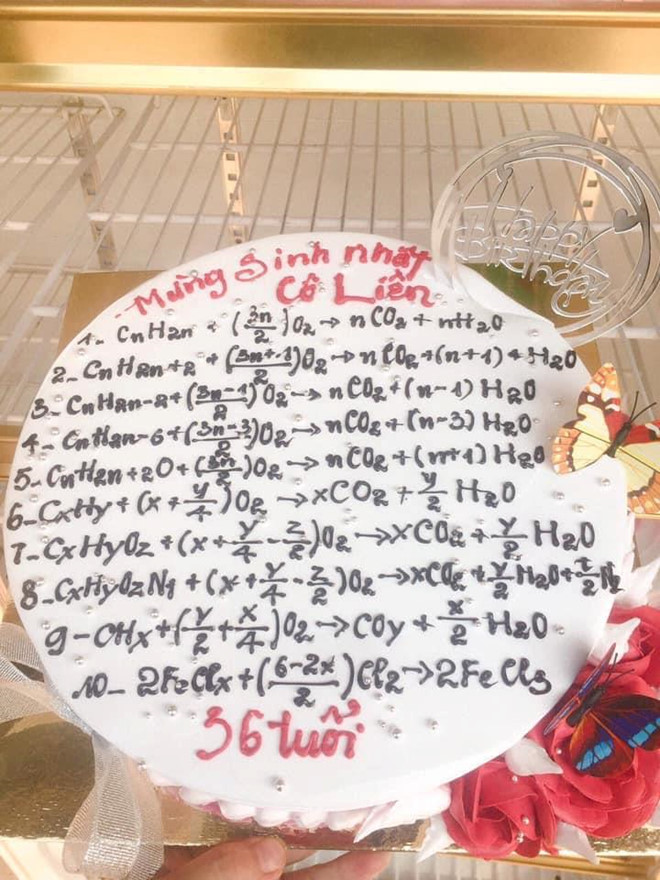 Học sinh chuyên Hóa tặng bánh sinh nhật cho cô giáo và cái kết