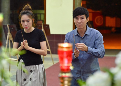 Vợ chồng Lý Hải viếng nghệ sĩ Lê Bình lúc đêm muộn