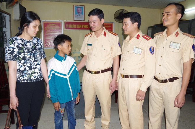 Bé trai 11 tuổi bị lạc khi đạp xe từ Nam Định lên Hà Nội tìm mẹ