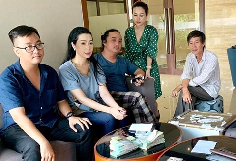 Gia đình nghệ sĩ Lê Bình từ thiện gần 300 triệu đồng tiền phúng điếu