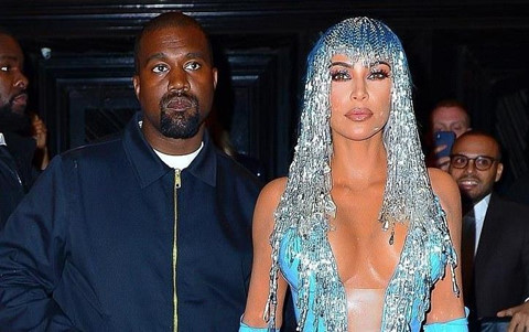 Kim Kardashian, Kylie Jenner nhiệt tình khoe vòng 1 tại tiệc Met Gala