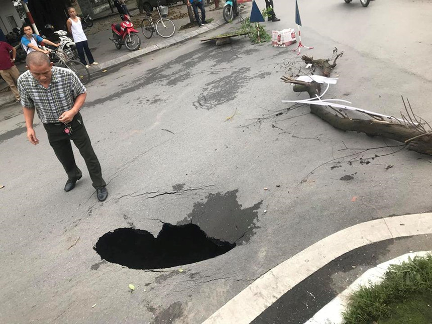 Người đi đường giật mình vì hố 'tử thần' xuất hiện ở Hà Nội