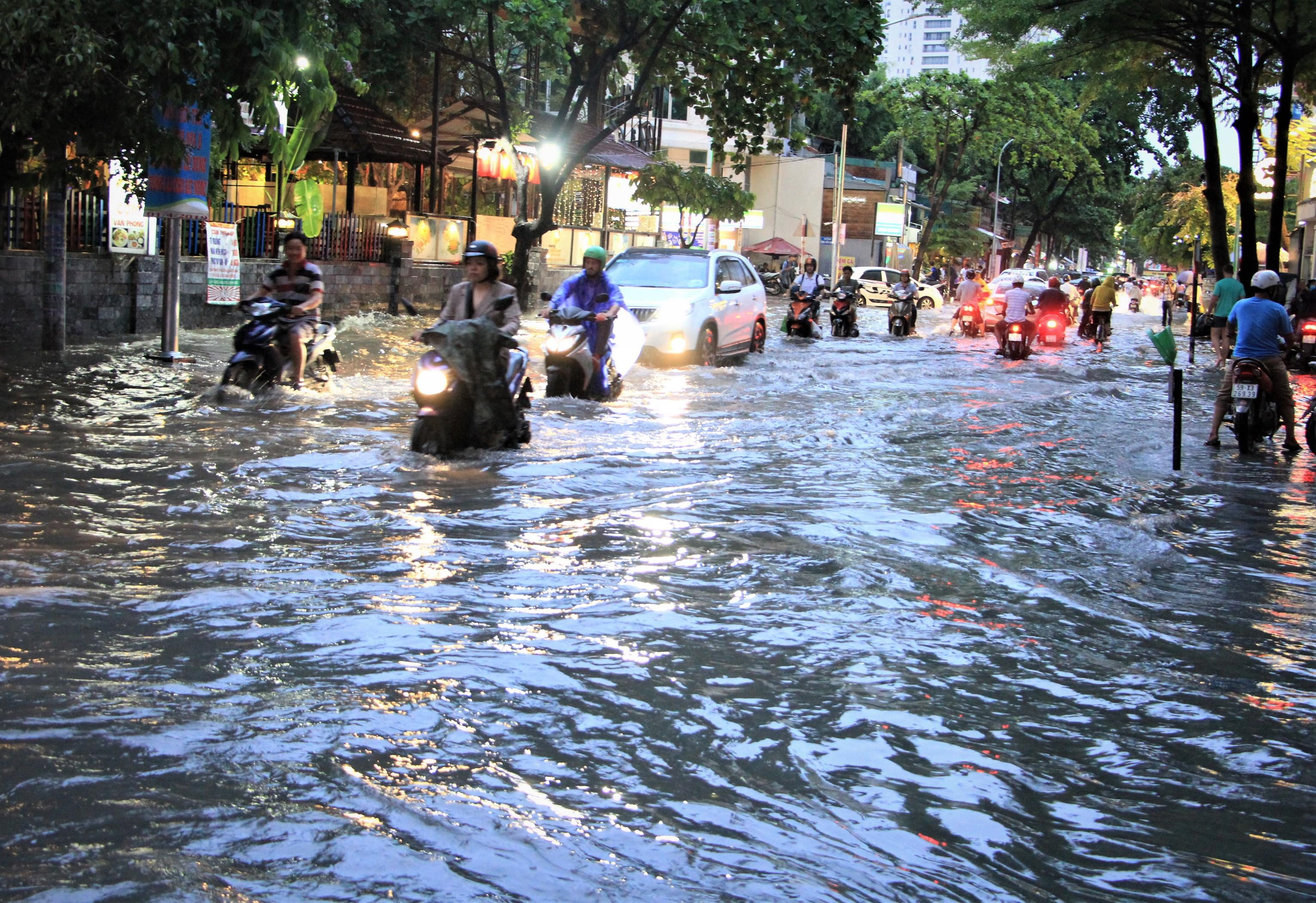 Sài Gòn chính thức vào mùa mưa, ngập bủa vây phố nhà giàu Thảo Điền