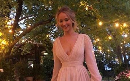 Jennifer Lawrence mặc váy xẻ ngực trong tiệc đính hôn với bạn trai