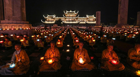 65.000 ngọn nến thắp sáng đêm hội Vesak ở ngôi chùa lớn nhất thế giới
