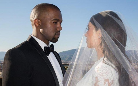 Vợ chồng Kim Kardashian tung ảnh kỷ niệm 5 năm ngày cưới