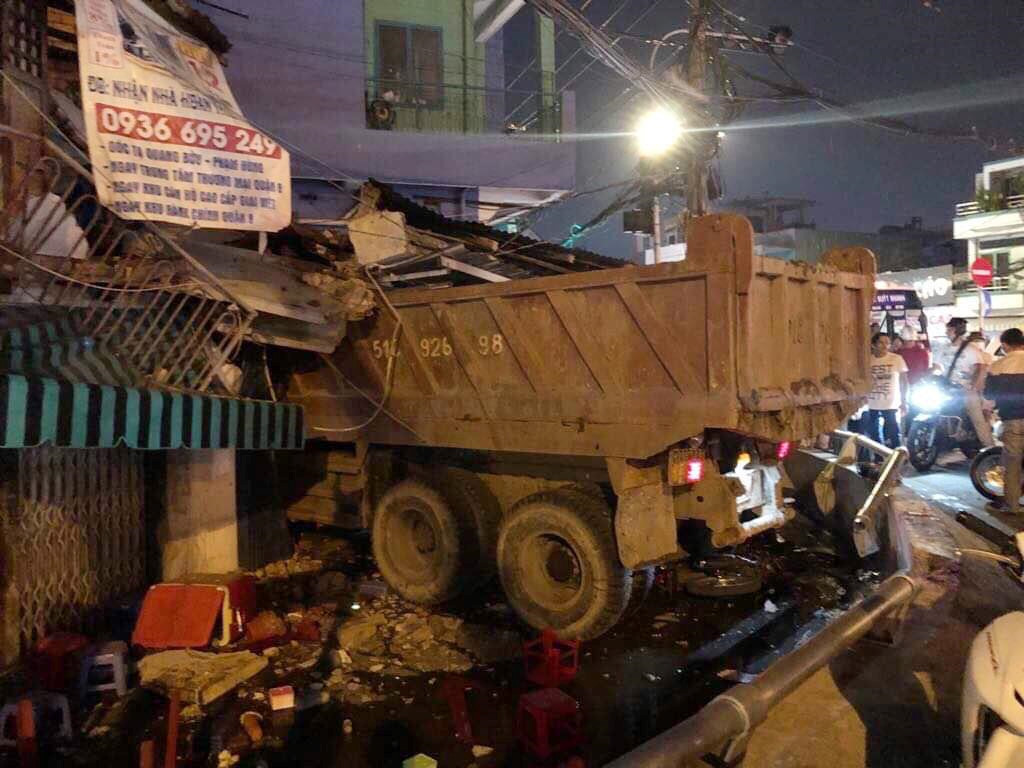 Xe ben lao sập nhà dân trong đêm ở Sài Gòn