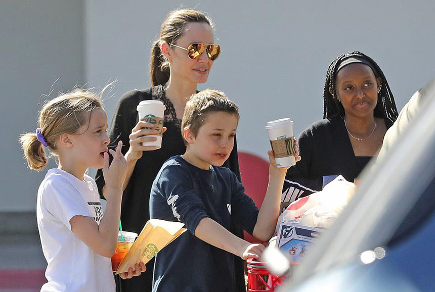 Angelina Jolie mua sắm cùng các con trong ngày nghỉ