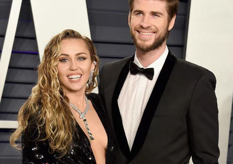 Miley Cyrus đăng ảnh lúc mới yêu Hemsworth, phủ nhận hôn nhân rạn nứt