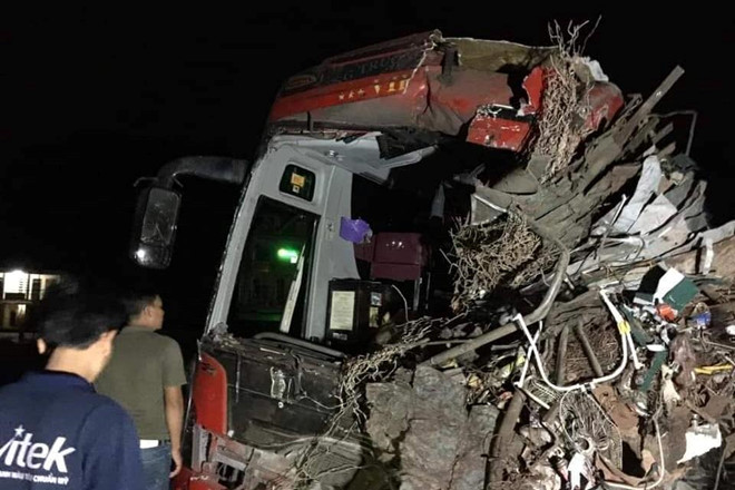 Xe khách chở 41 người biến dạng sau pha đối đầu ôtô tải chở sắt vụn