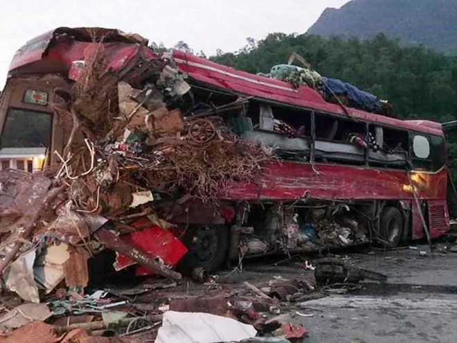 Xe tải chở sắt vụn đối đầu ôtô khách ở Hòa Bình, 3 người tử vong