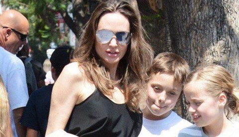 Angelina Jolie dẫn cặp song sinh đi chơi