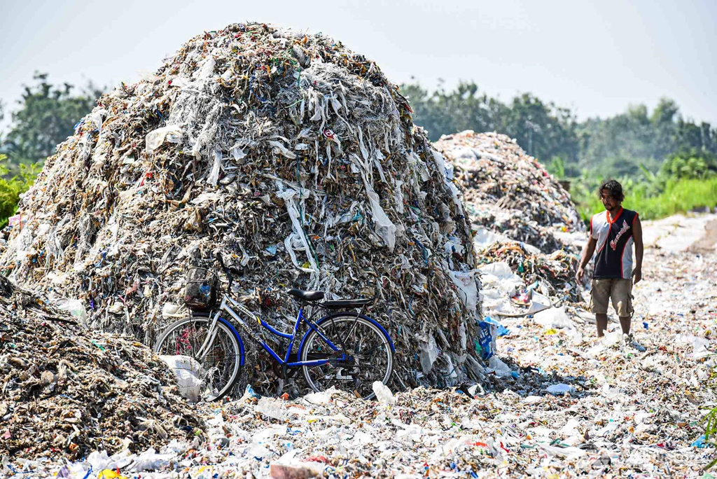 Núi rác thải nhựa khổng lồ nuôi sống những ngôi làng tại Indonesia