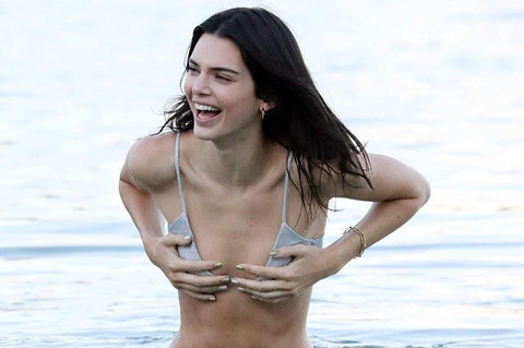 Kendall Jenner bị chê vòng một phẳng lì khi diện bikini