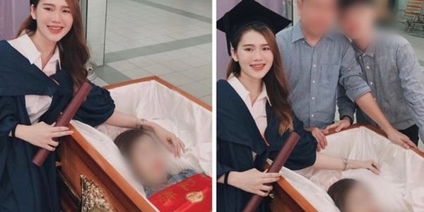 Nữ sinh mặc áo cử nhân chụp hình tốt nghiệp cạnh người mẹ mới qua đời