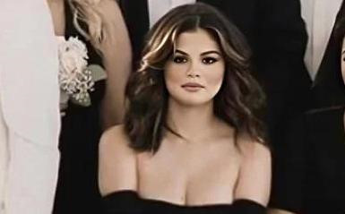 Selena Gomez mặc sexy khi làm phù dâu