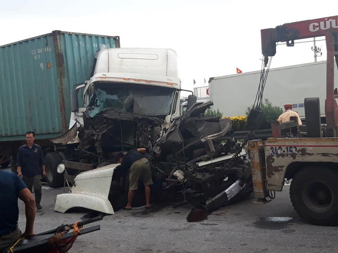 Tai nạn tiếp diễn trên quốc lộ 5, xe container nát đầu