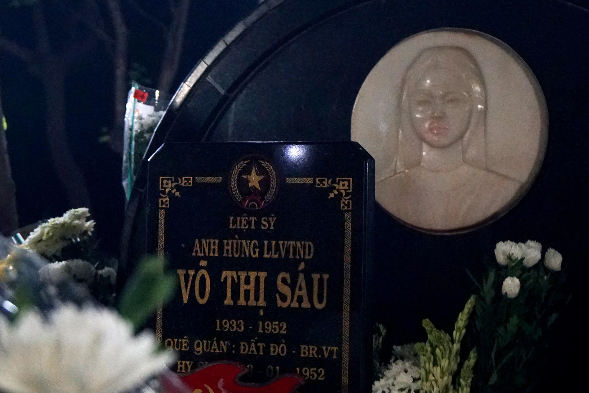 Đến nghĩa trang Hàng Dương viếng mộ chị Sáu trong đêm