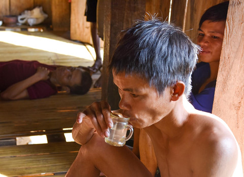 Đói nghèo triền miên vì tệ nghiện rượu ở vùng cao Quảng Ngãi
