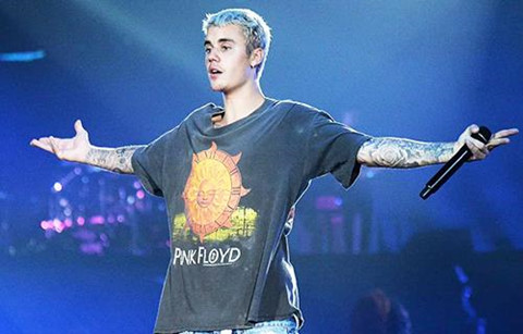 Justin Bieber khoe với fan Trung Quốc về đĩa nhạc mới