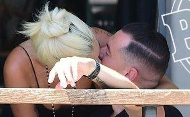 Lady Gaga công khai khóa môi trai lạ sau tin đồn yêu Bradley Cooper