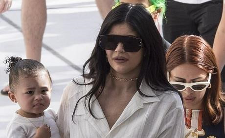 Nữ tỷ phú Kylie Jenner đưa cả gia đình tới Italy đón sinh nhật tuổi 22