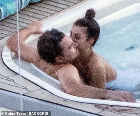 Tình trẻ diện áo tắm, hôn Leonardo DiCaprio trên bể bơi