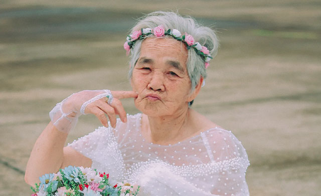 Câu chuyện xúc động phía sau bộ ảnh bà nội 89 tuổi mặc váy cưới