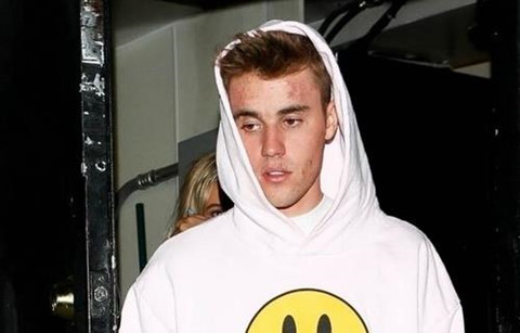 Justin Bieber lộ mặt mụn khi đi chơi tối cùng vợ
