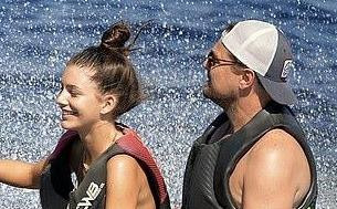 Bạn gái kém 23 tuổi chở Leonardo DiCaprio bằng cano trên biển