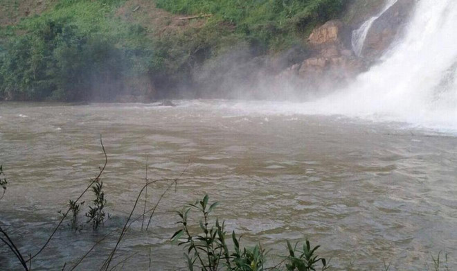 3 thanh niên bị nước cuốn mất tích khi tắm thác