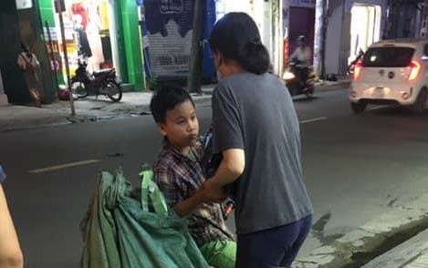 Người phụ nữ tặng gạo cho cậu bé nhặt ve chai ở Sài Gòn