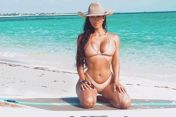 Kim Kardashian diện bikini, khoe vòng một trên biển