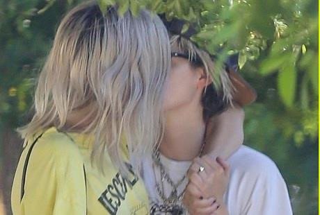 Kristen Stewart hôn đắm đuối bạn gái đồng giới trên phố